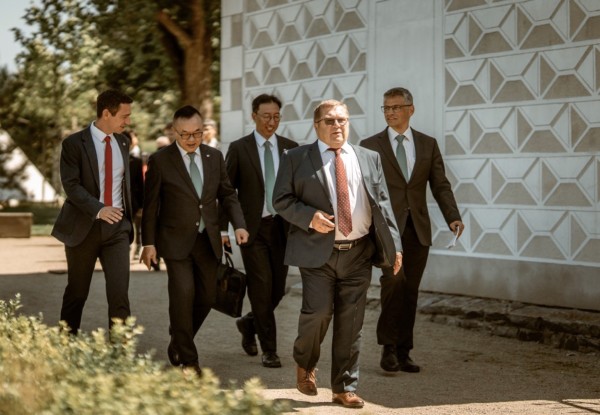 Den, kdy jsme stvrdili partnerství s Korejci (a zasadili strom) Den, kdy jsme stvrdili partnerství s Korejci (a zasadili strom)