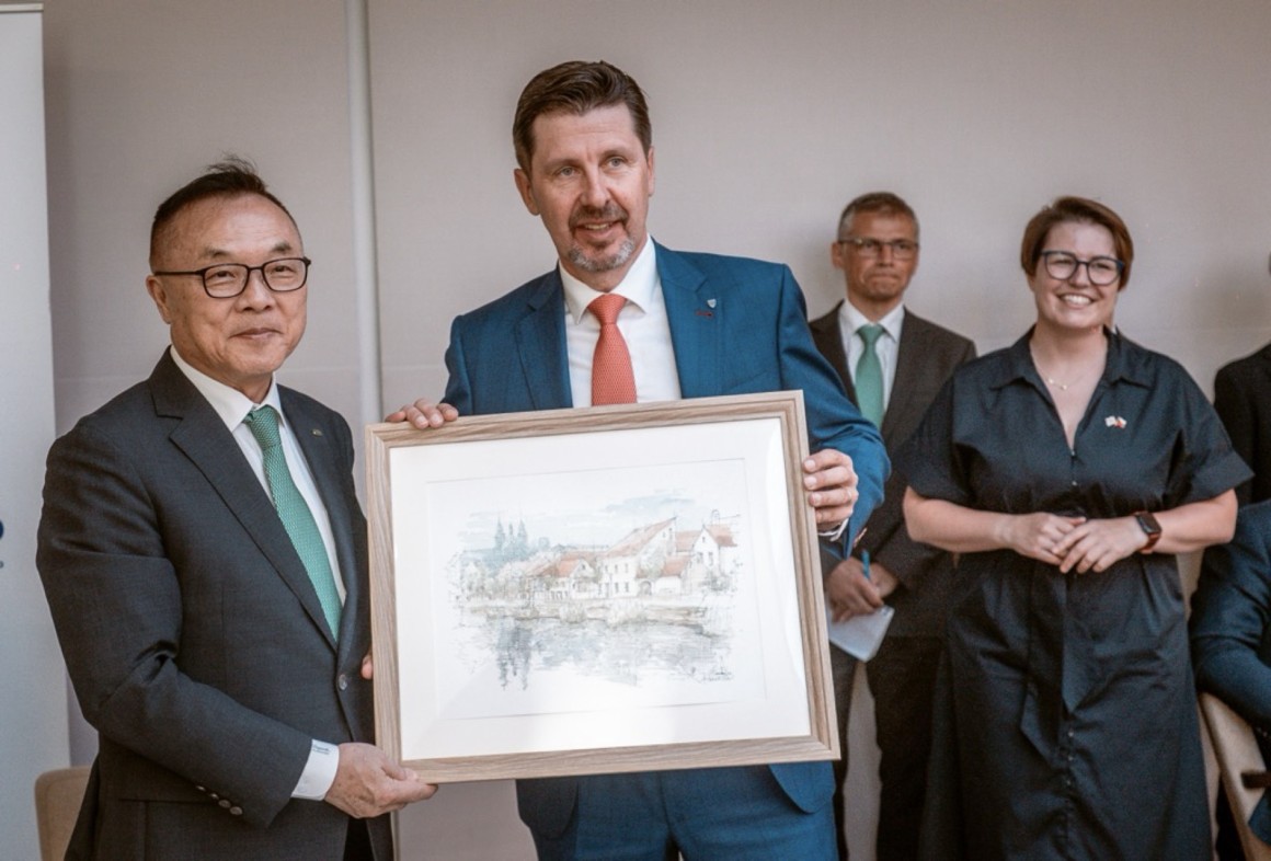 Den, kdy jsme stvrdili partnerství s Korejci (a zasadili strom) (foto 5)