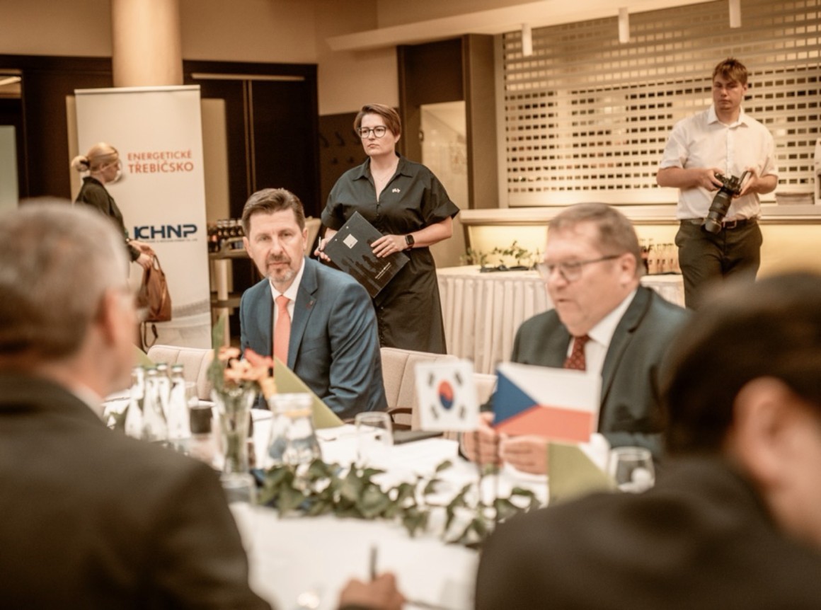 Den, kdy jsme stvrdili partnerství s Korejci (a zasadili strom) (foto 6)