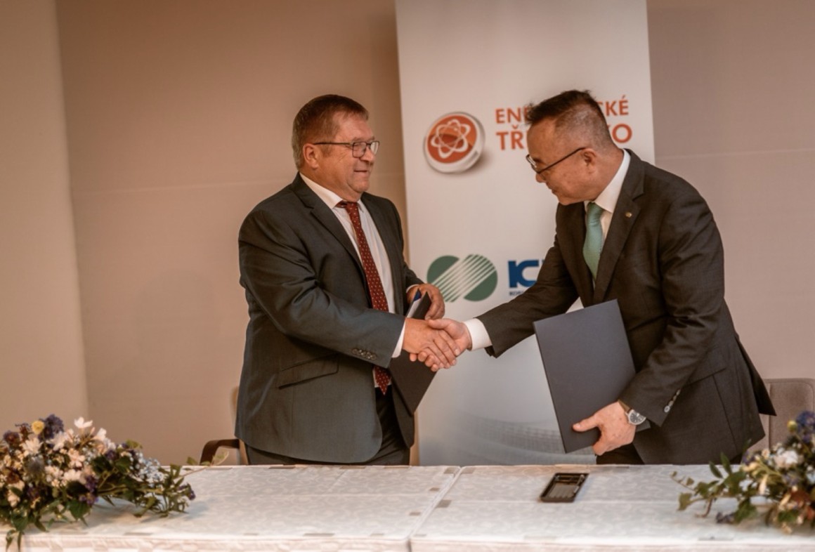 Den, kdy jsme stvrdili partnerství s Korejci (a zasadili strom) (foto 3)